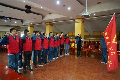 团委授旗.JPG