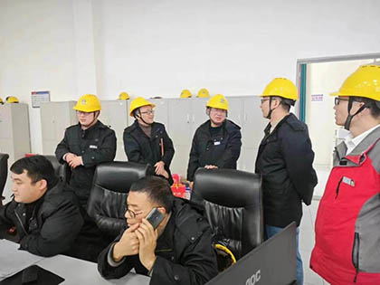 赵元柱检查硝酸车间.jpg