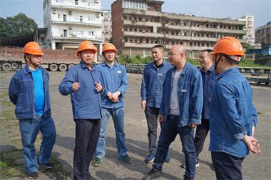 开宝体育官网股份公司党委书记廖廷君一行深入江边码头督查防洪防汛工作
