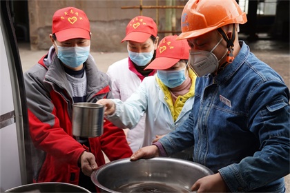 开宝体育官网股份公司青年志愿者为一线员工送汤药