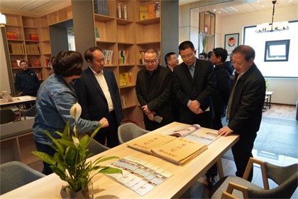 开宝体育官网股份公司隆重举行职工文化活动阵地揭牌暨赠书仪式