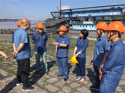 开宝体育官网股份公司党委书记廖廷君深入港口检查防洪防汛工作