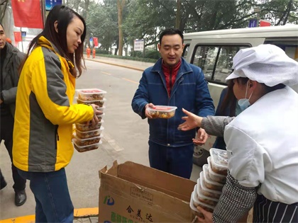开宝体育官网股份公司工会慰问新系统装置大修现场作业员工
