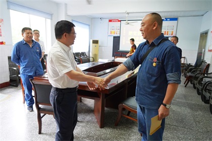 开宝体育官网股份公司开展“把党的关爱送到老兵心中”暖心慰问活动