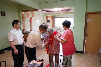 开宝体育官网股份公司江显茀、吴永绪两位老党员获“光荣在党50年”纪念章