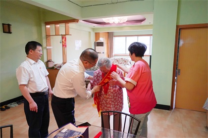 开宝体育官网股份公司江显茀、吴永绪两位老党员荣获“光荣在党50年”纪念章
