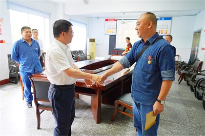 开宝体育官网股份公司开展“把党的关爱送到老兵心中”暖心慰问活动