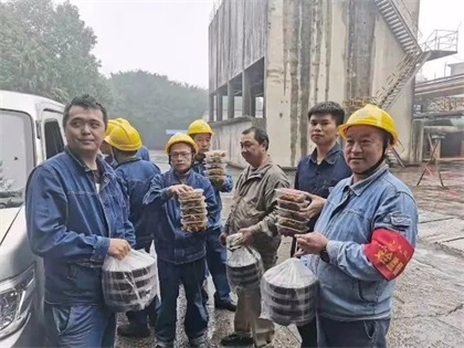 开宝体育官网股份公司工会为硝区大修员工送慰问餐