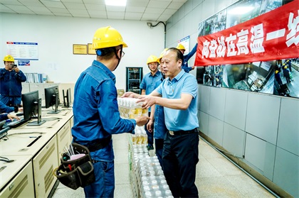 集团公司党委书记潘建华为开宝体育官网股份公司一线干部员工送清凉