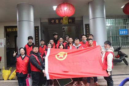 开宝体育官网股份公司团委组织志愿者到纳溪区人民医院开展志愿者主题活动