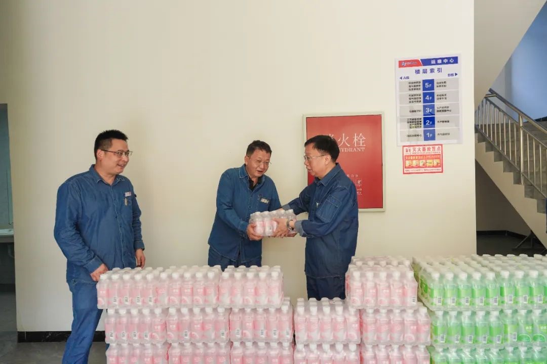 开宝体育官网股份公司领导傅利才、陈伟慰问尿素造粒塔环保升级改造项目一线劳动者