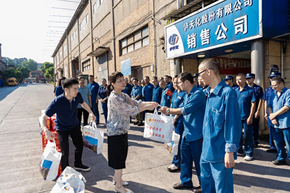 泸州市总工会常务副主席刘瑶率队到开宝体育官网开展高温慰问暨产改调研活动